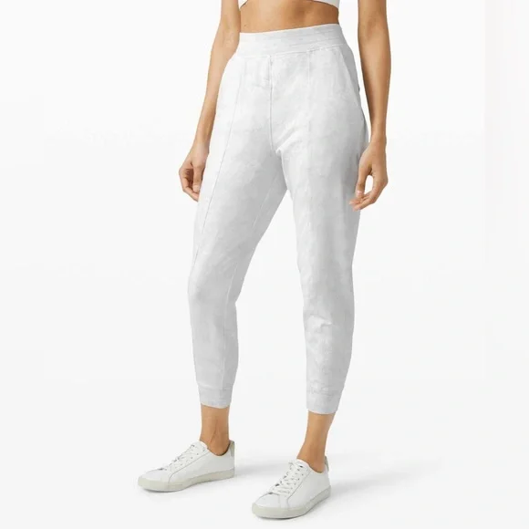 ✨PRISTINE EUC✨ Lululemon LA Sweat Pant 26" Watercolor Wash White / Stargaze- 10 - Picture 1 of 14